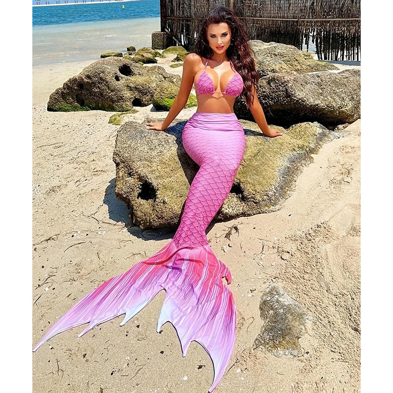 Kvinnors tvådelade sjöjungfru badkläder med glittrande fjäll och djup urringning för en glamorös strandlook.