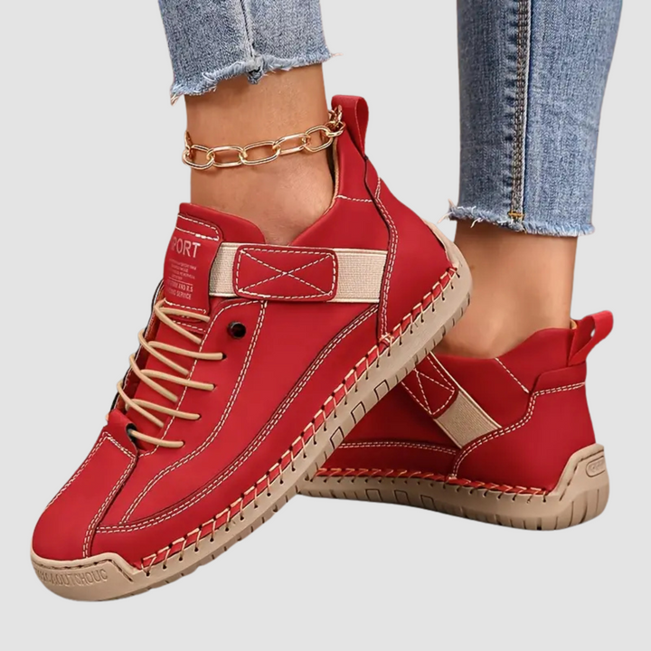 Kvinna bär stilfulla dam slip-on sneakers. Bekväma vardagsskor perfekta för promenader och fritid.