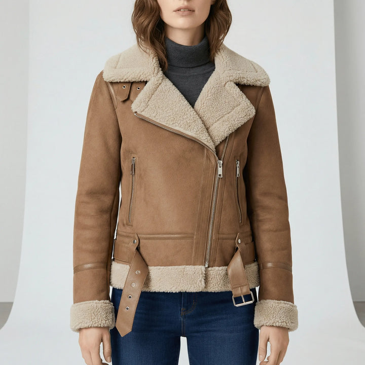 Klassisk Sophie damjacka i fårskinnsinspirerad design. Varmt & snyggt ytterplagg för en elegant vinterlook.