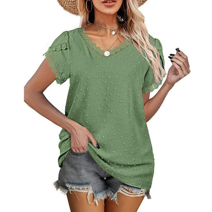 Detaljbild av spetsdetaljer på dam t-shirt med v-ringning.