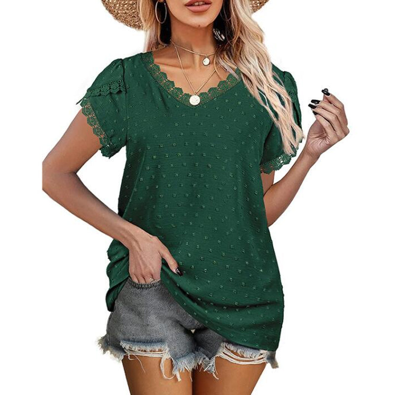 Kombination av dam t-shirt med jeans, modell visar vardagslook.
