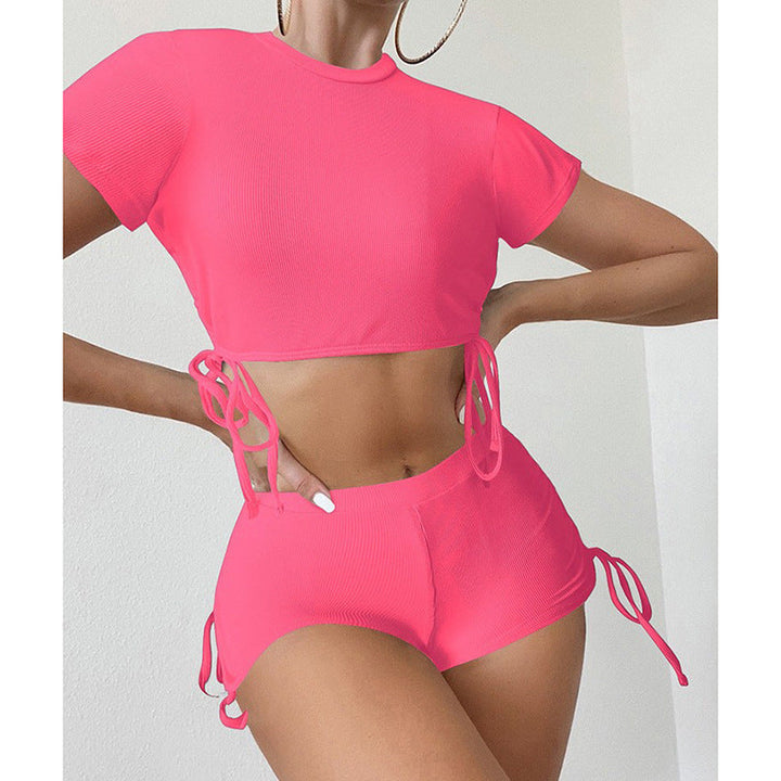 Trendigt träningsset med svart crop-top och shorts för dam. Idealisk för sommaraktiviteter.