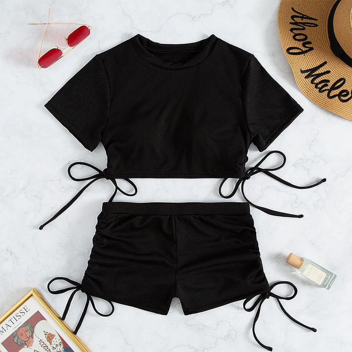 Sportig dam crop-top och matchande shorts i vit, bekväm design för träning och aktivitet.