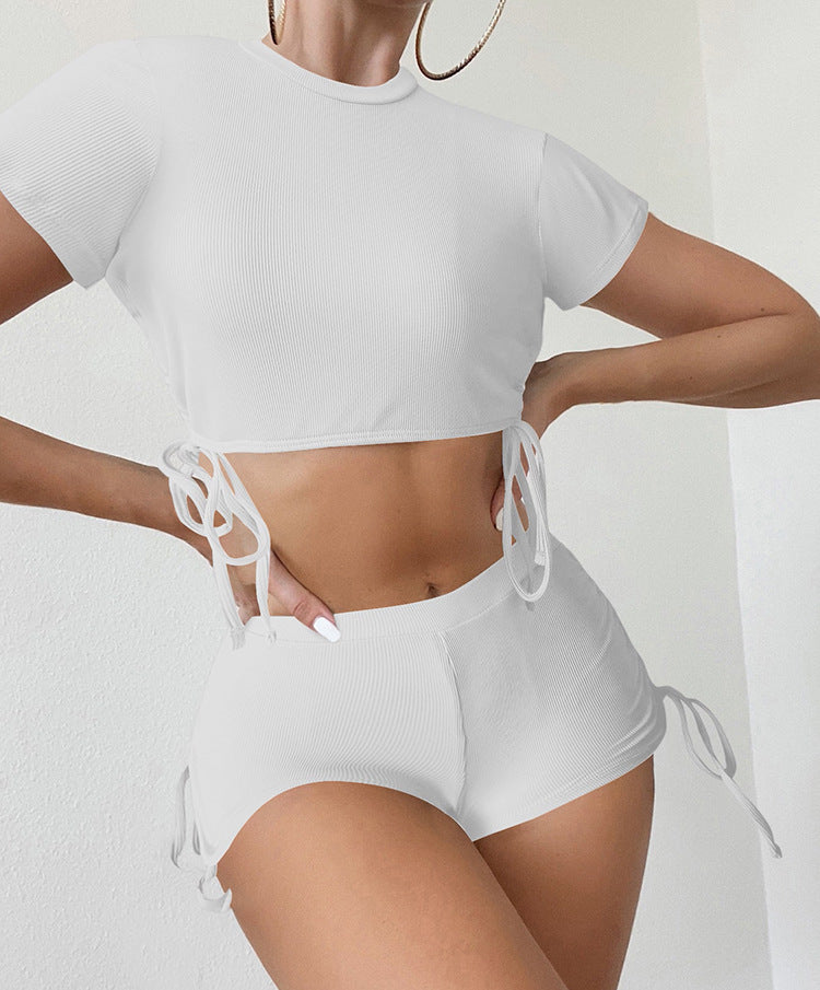 Svart fritidsset för dam med crop-top och shorts. Trendiga fritidskläder för en bekväm sommar.