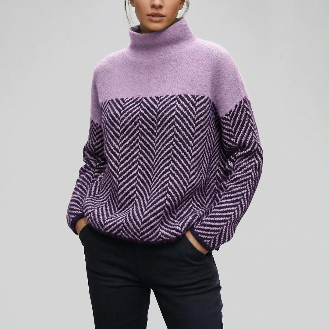 Klassisk stickad tröja för dam, modell Mackenzie, med modern ståkrage. Elegant och värmande för alla tillfällen.