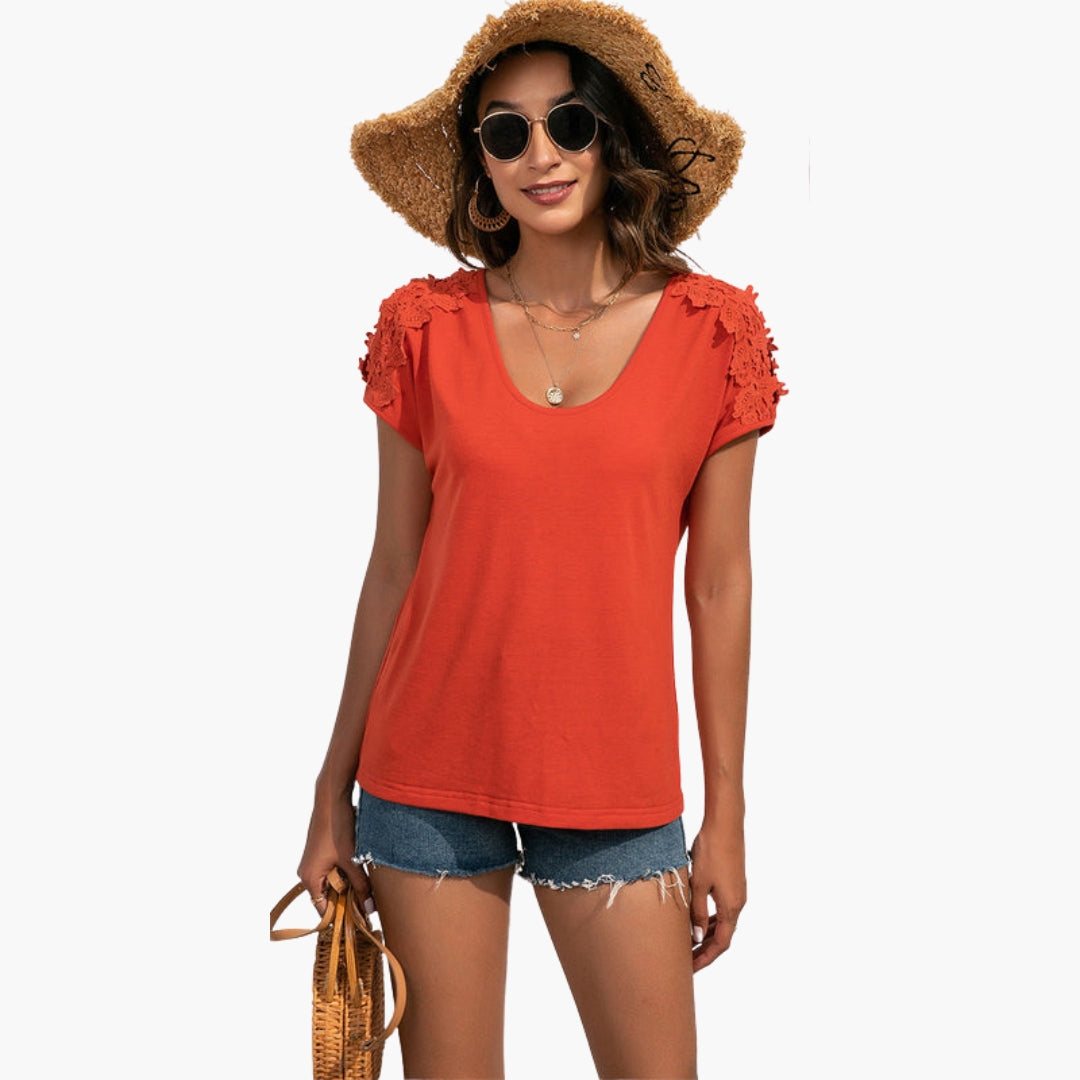 Dam T-shirt med eleganta spetsdetaljer och rund halsringning, kortärmad topp för sommar.