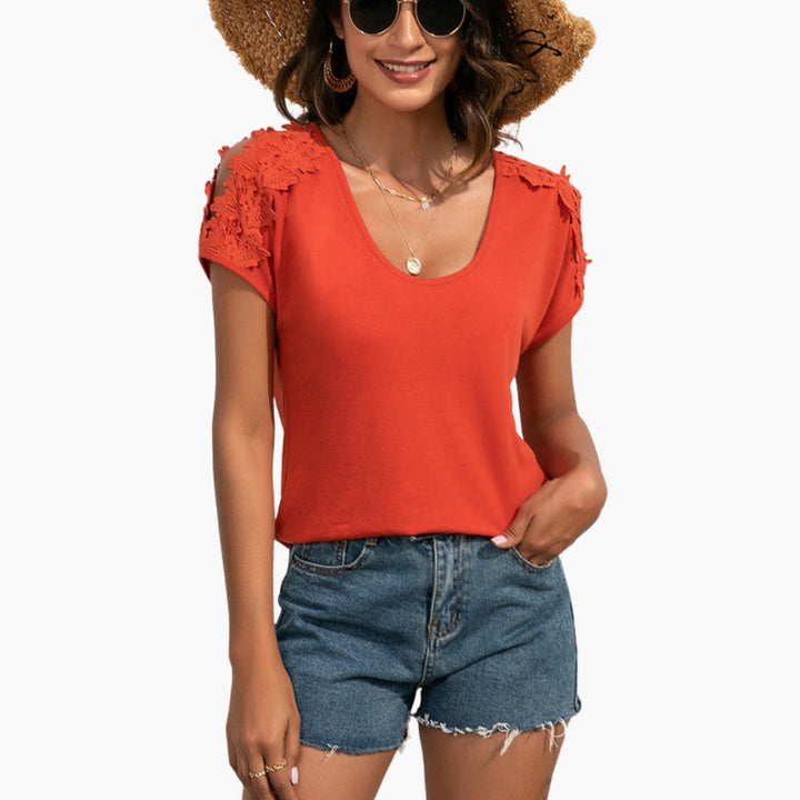 Elegant dam T-shirt med spets, rundhalsad och kortärmad. Perfekt för vardagsmode och sommarkläder.