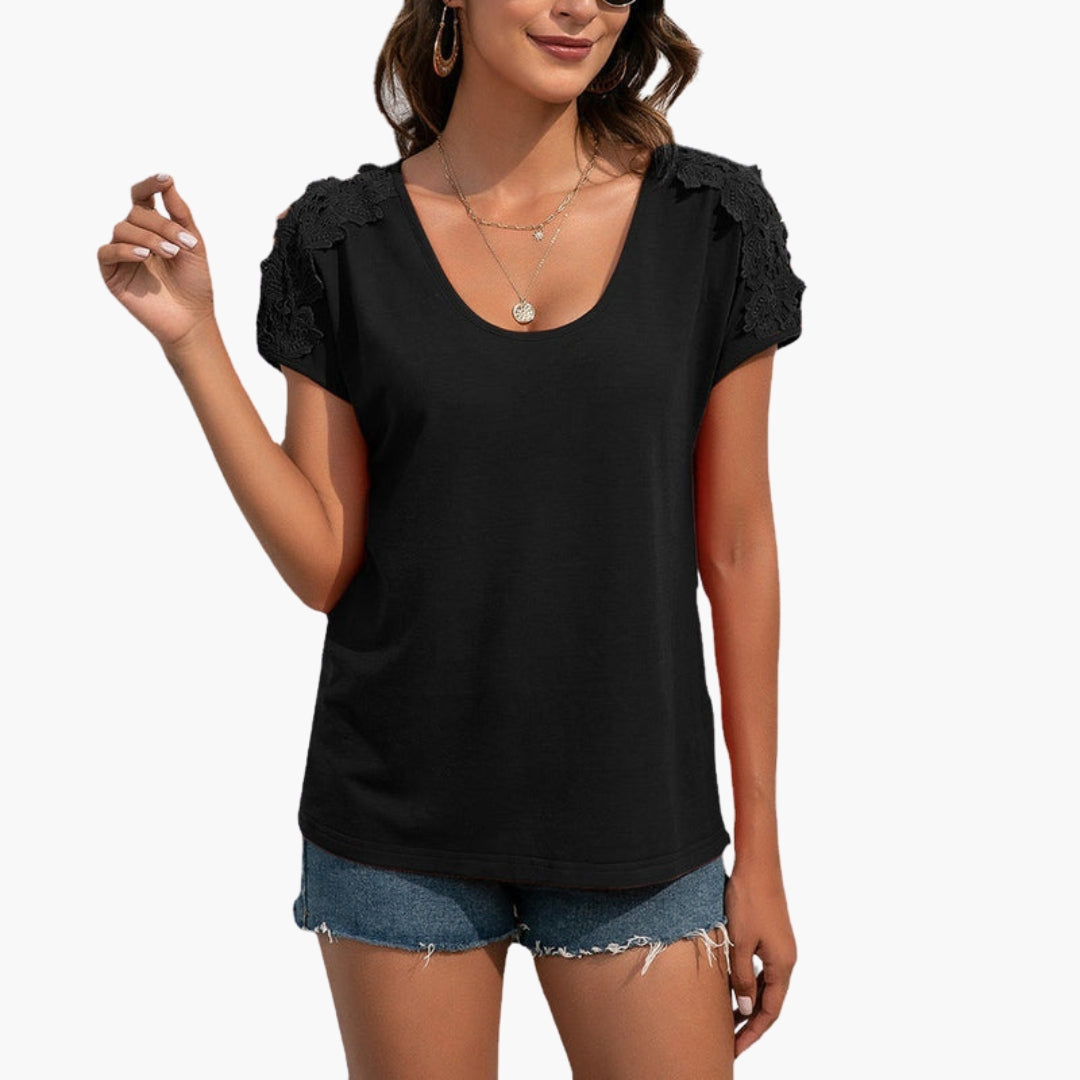 Kortärmad dam t-shirt med spets. Rundhalsad bekväm topp, idealisk för elegant vardagsmode sommar.
