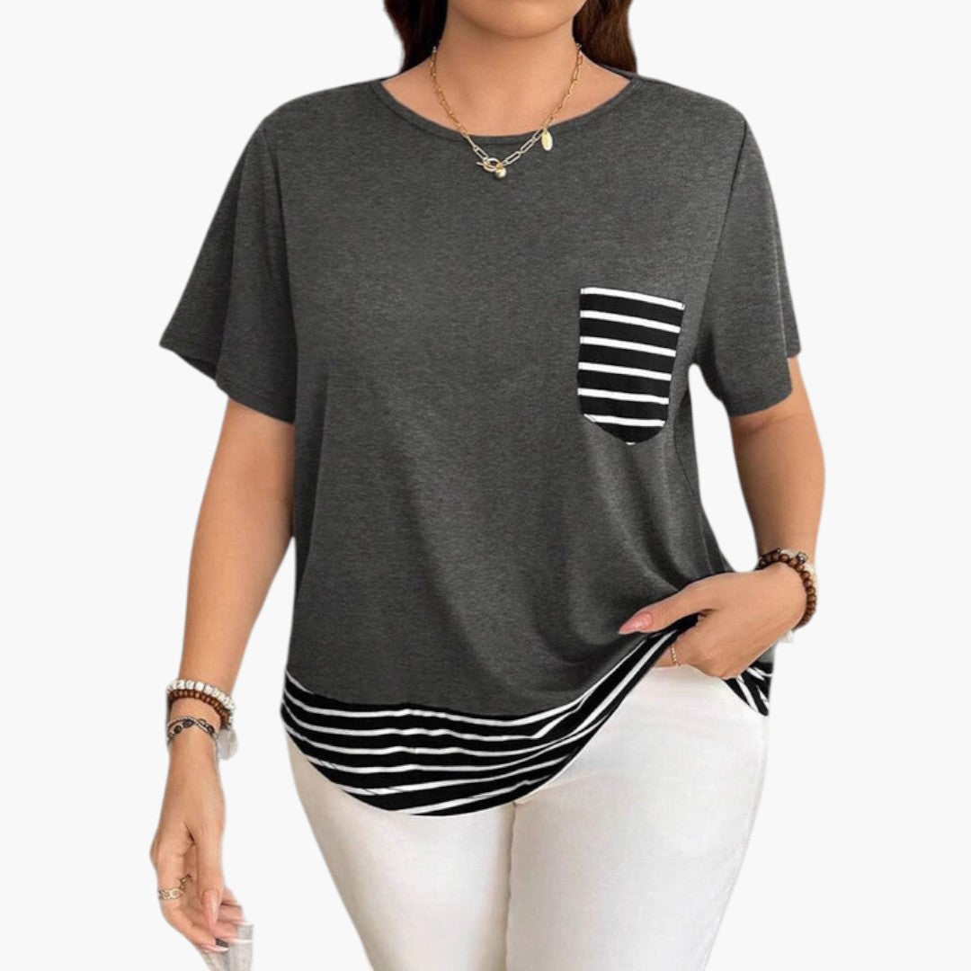 Svart dam t-shirt med elegant randig kant och funktionell bröstficka. Bekväm kortärmad topp för vardagsbruk.