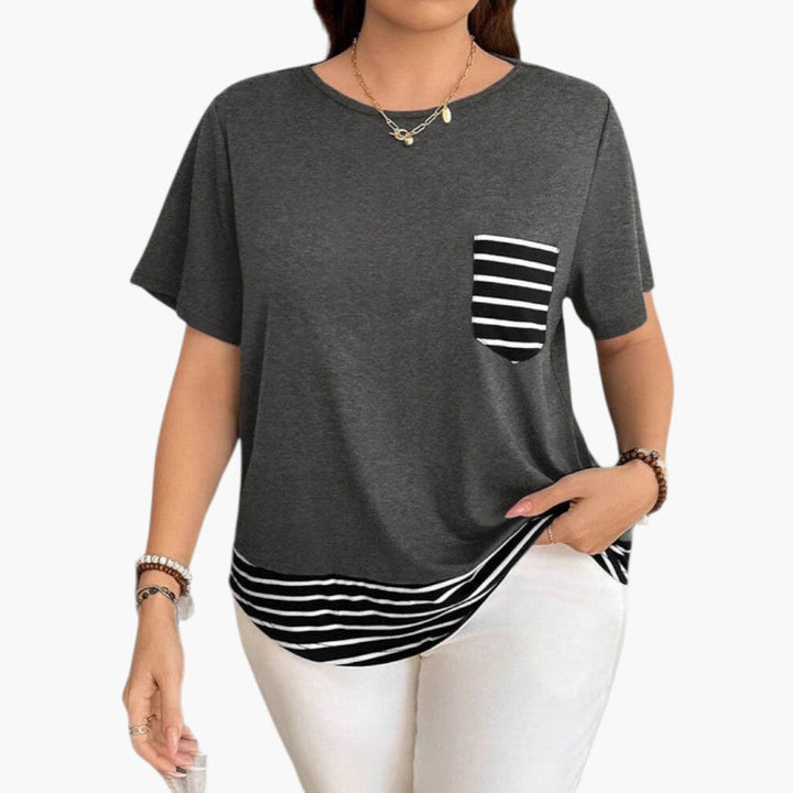 Svart dam t-shirt med elegant randig kant och funktionell bröstficka. Bekväm kortärmad topp för vardagsbruk.