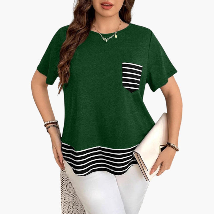 Grön dam t-shirt med ledig passform, bröstficka och randig detalj. Perfekt sommarplagg med rund hals.