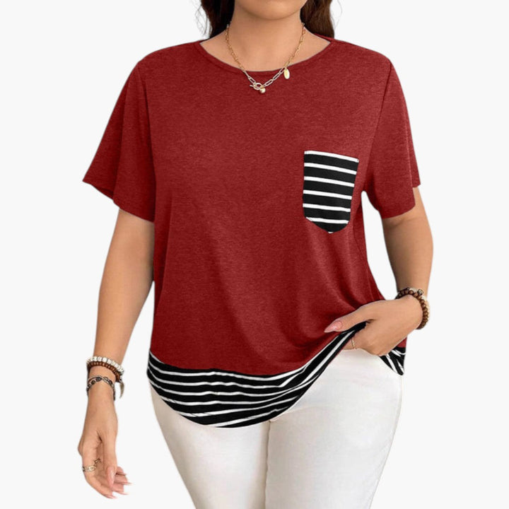 Vinröd kortärmad dam t-shirt med bröstficka och elegant randig kant. Ledig topp i mjukt tyg.