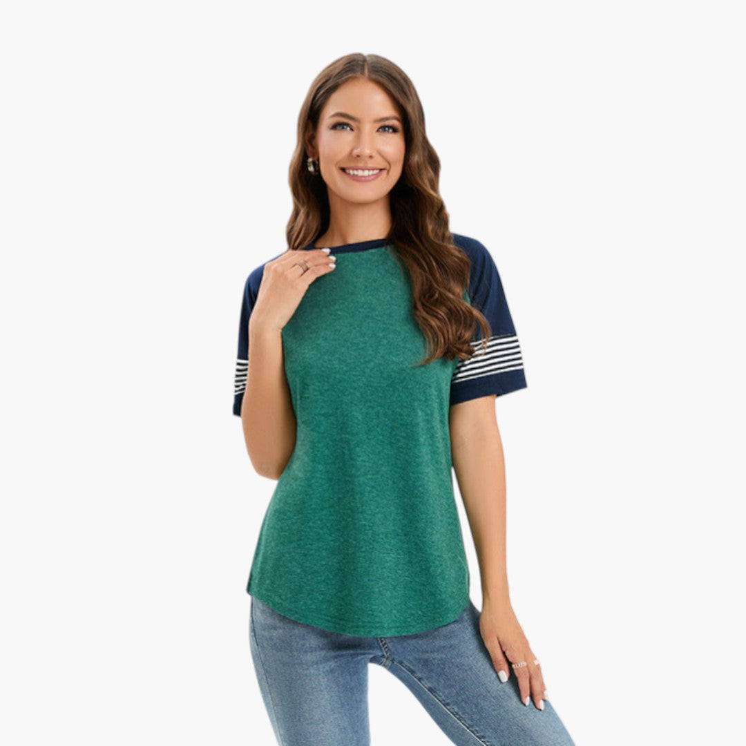 Stilren dam T-shirt med randiga raglanärmar. Perfekt för en avslappnad men modern look.