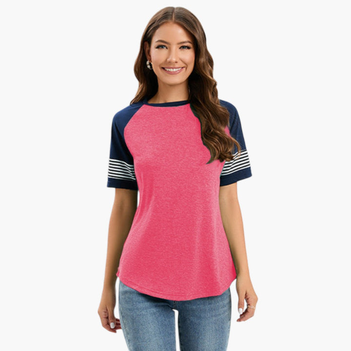 Bekväm dam T-shirt med randiga kortärmar och rund hals. Mjuk sommar topp för damer.
