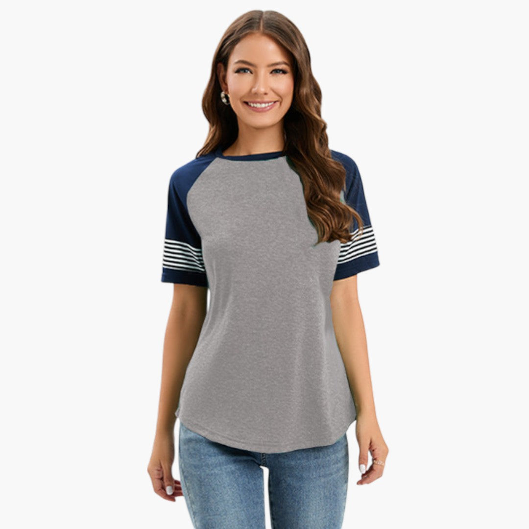 Modern dam T-shirt med randiga raglanärmar. Perfekt sommarplagg för stilmedvetna kvinnor.