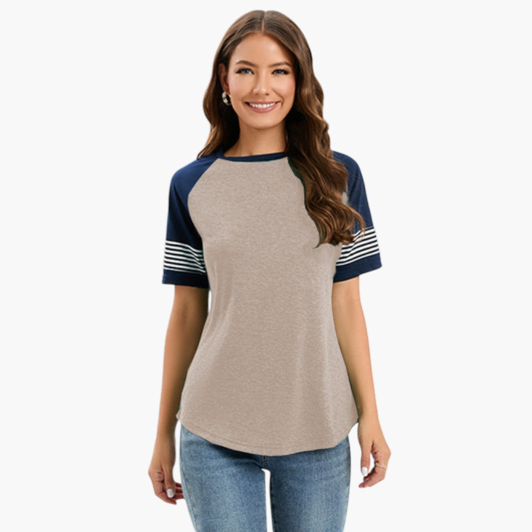 Kortärmad dam T-shirt med tidlösa ränder och raglanärm. Mjuk och mångsidig vardags topp.