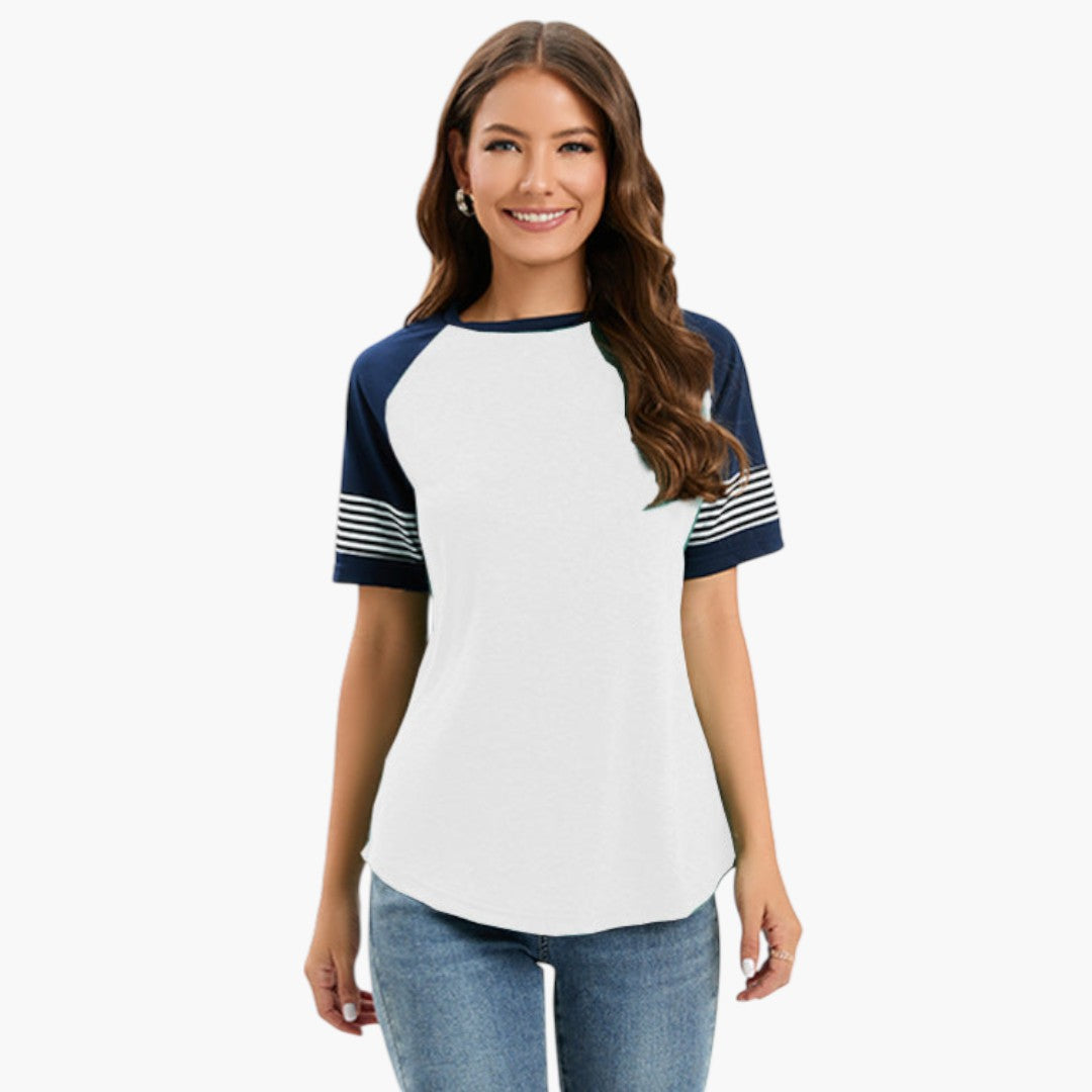 Snygg dam T-shirt med randiga raglanärmar. En bekväm och trendig rundhalsad topp för sommar.