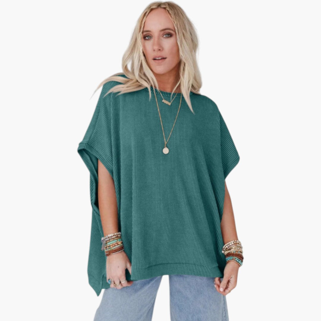 Ribbad dam t-shirt med mjuk textur och lös passform. Stilren sommaröverdel för vardagsbruk.