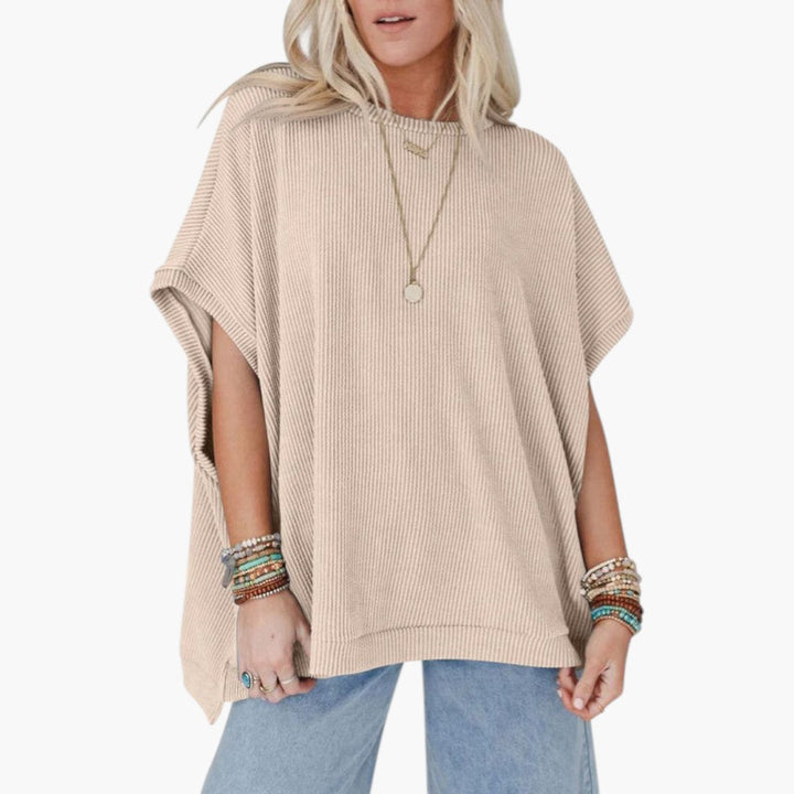 Trendig kortärmad dam t-shirt i ribbat tyg. Rundhalsad och avslappnad modell, idealisk för sommarlooks.