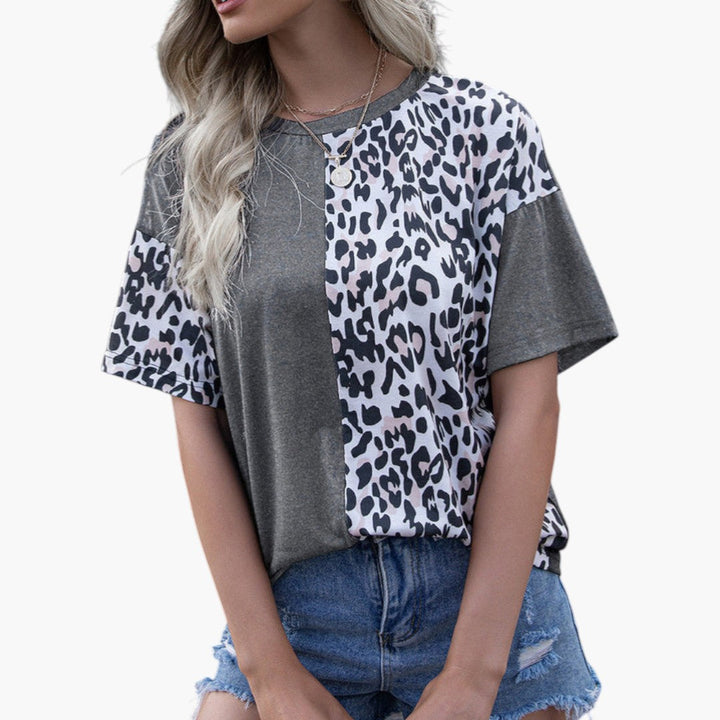 Dam t-shirt med rund hals, kort ärm och elegant paneldesign för en bekväm vardagsstil på sommaren.