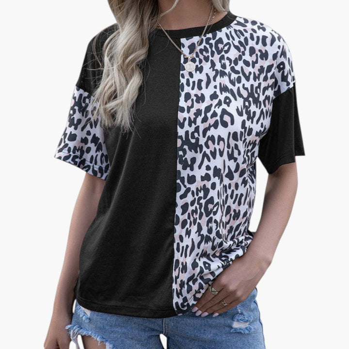 Bekväm dam t-shirt med rund hals och unik paneldesign. Kortärmad topp idealisk för elegant sommarvardag.