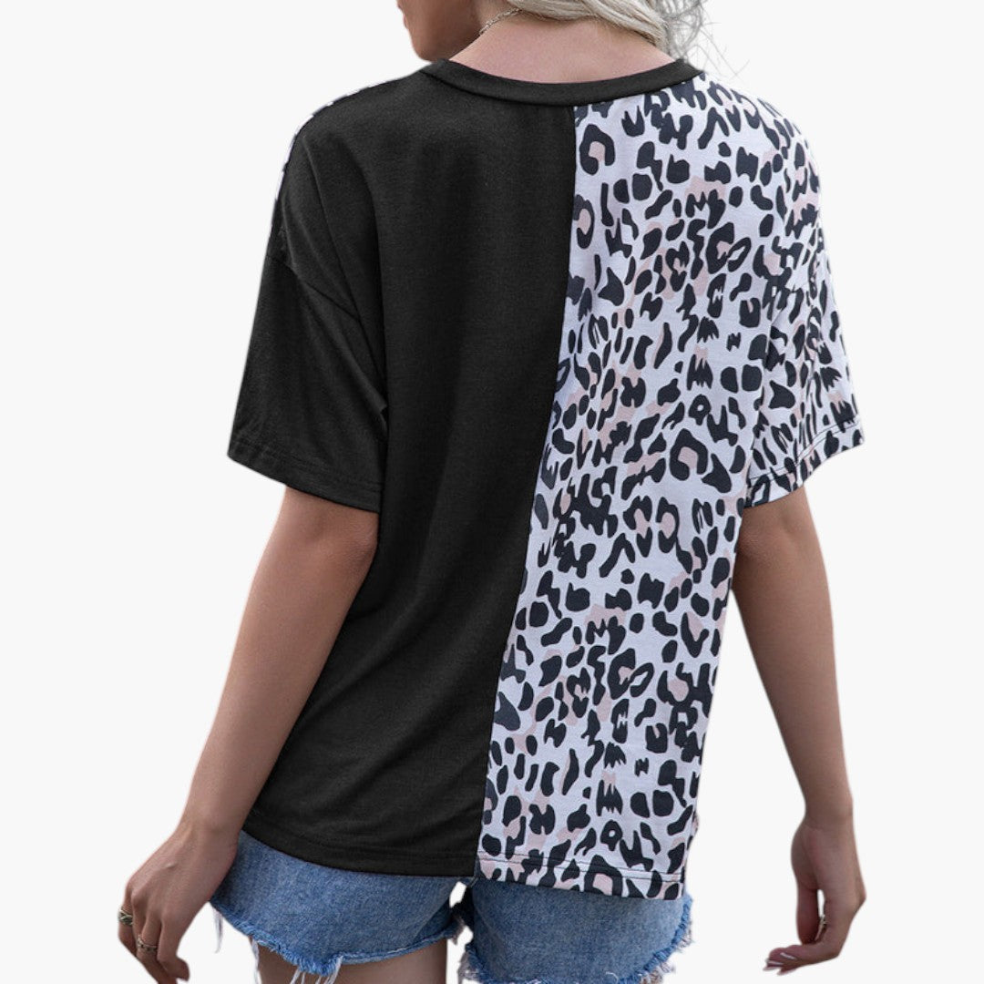Stilren damtopp med rund hals, kort ärm och modern paneldesign. Perfekt elegant t-shirt för sommar och vardag.
