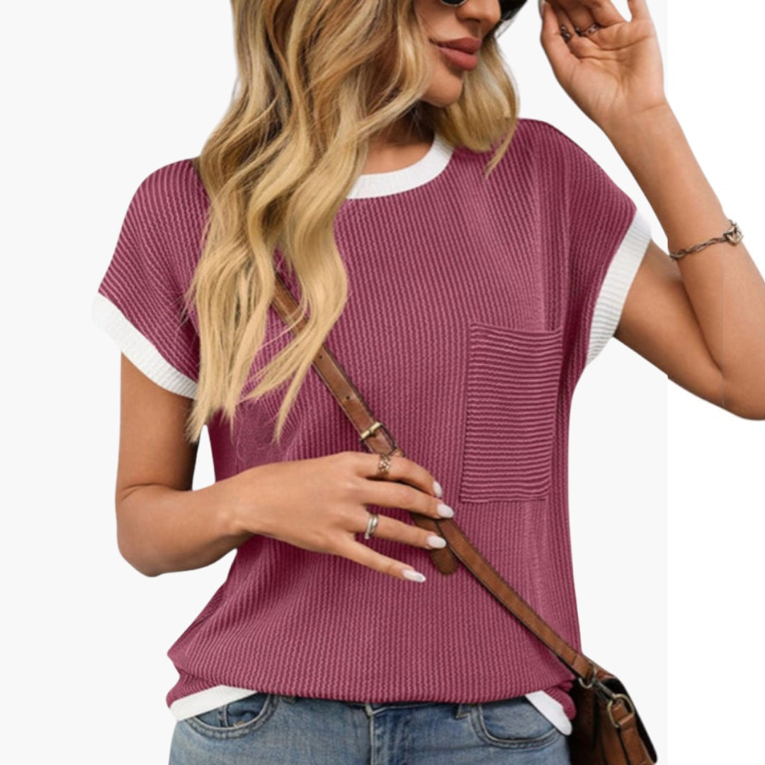 Bekväm och stilren dam t-shirt med rund hals och bröstficka, idealisk för casual vardagslook.