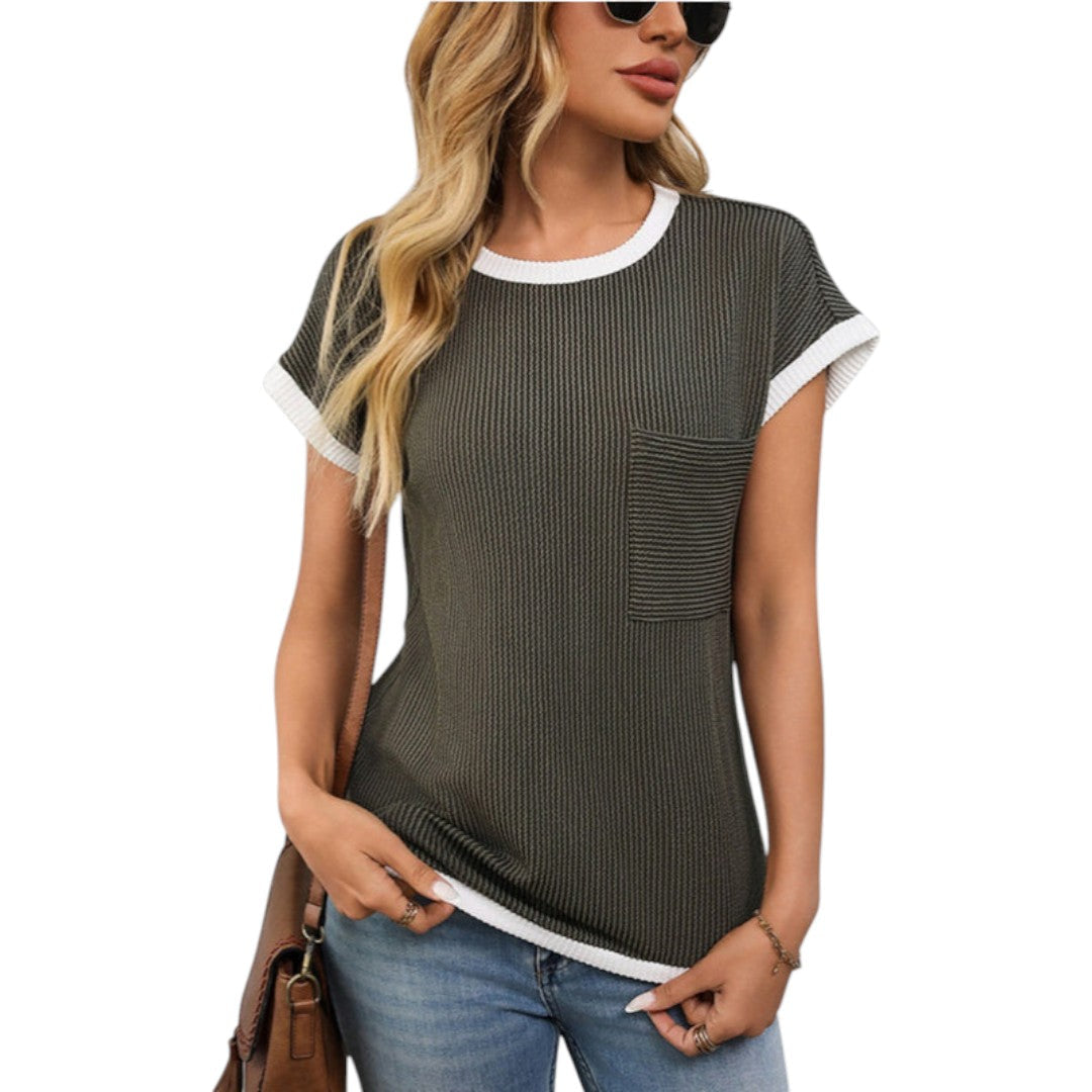 Kortärmad dam t-shirt med rund hals och bröstficka för en bekväm och stilren vardagslook.