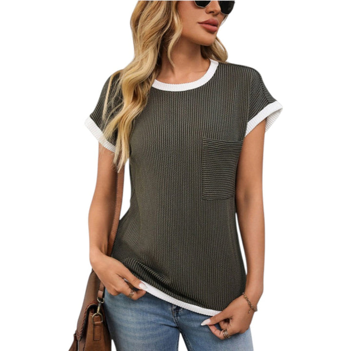 Kortärmad dam t-shirt med rund hals och bröstficka för en bekväm och stilren vardagslook.
