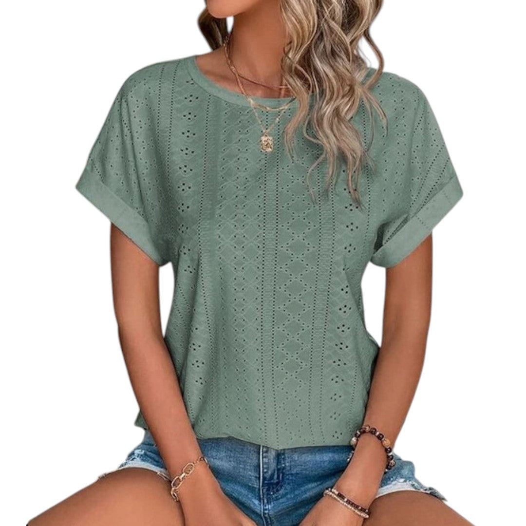 Dam t-shirt med elegant rund hals, subtil perforering, kort ärm, utmärkt för luftig sommarstil.