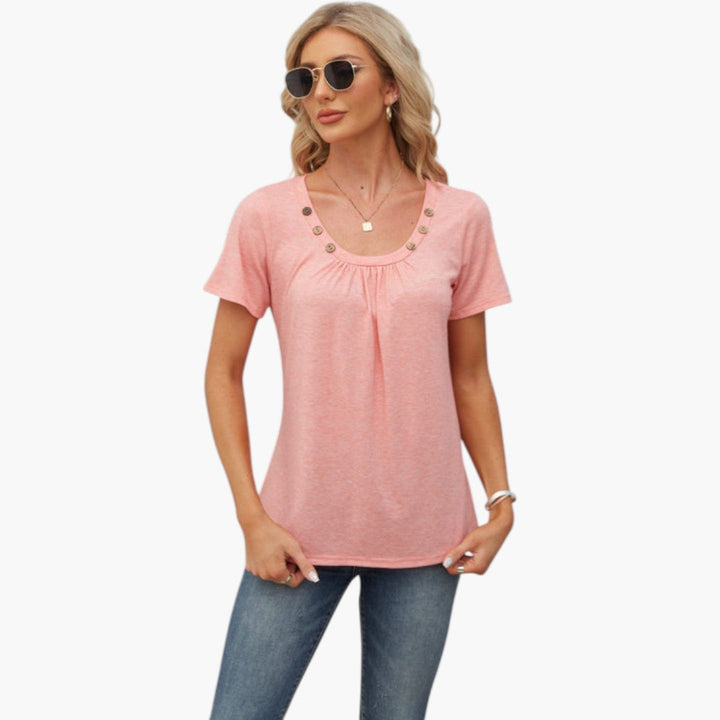 Elegant rundhalsad dam t-shirt med korta ärmar och snygga knappar. Bekväm sommartopp för fritid.
