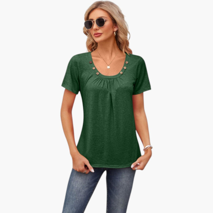 Stilren dam t-shirt med rund hals och korta ärmar. Dekorativa knappar ger elegant touch för vardagsmode.