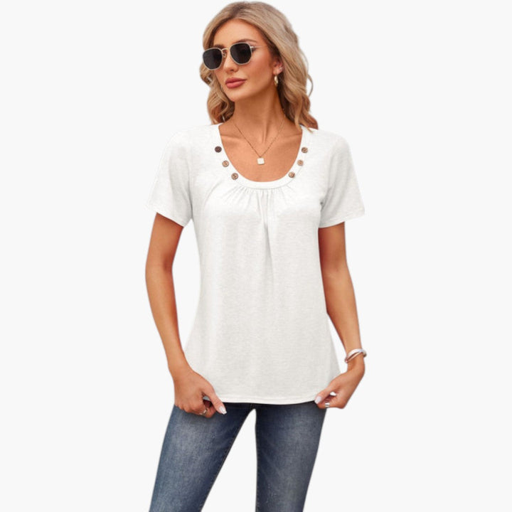 Modern dam t-shirt, rundhalsad med korta ärmar och stiliga knappar. Perfekt för elegant fritid och sommar.