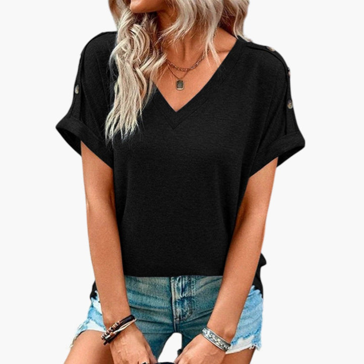 Dam t-shirt med elegant V-ringning och justerbara ärmremmar. En bekväm kortärmad topp för vardagsbruk.