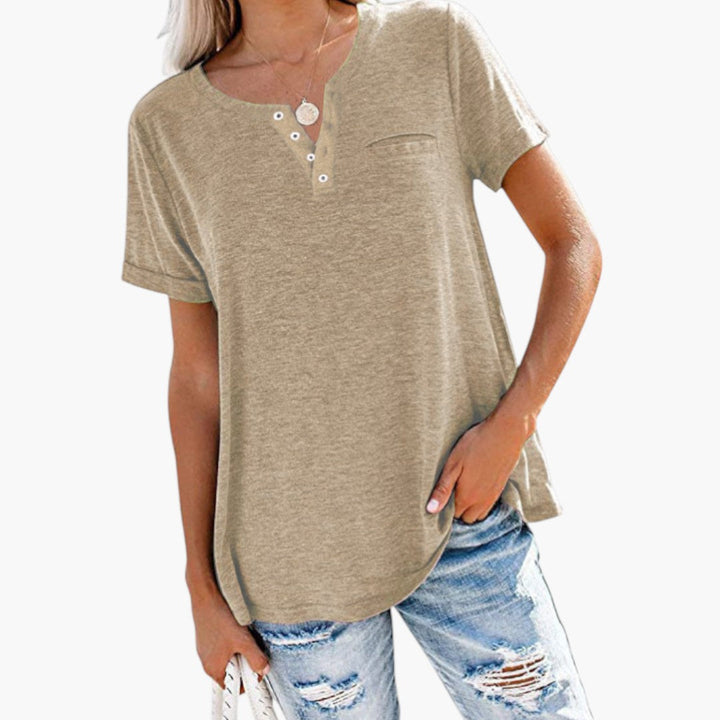 Bekväm dam t-shirt, stilren kortärmad med elegant knappdetalj. Perfekt vardagsplagg för kvinnor.