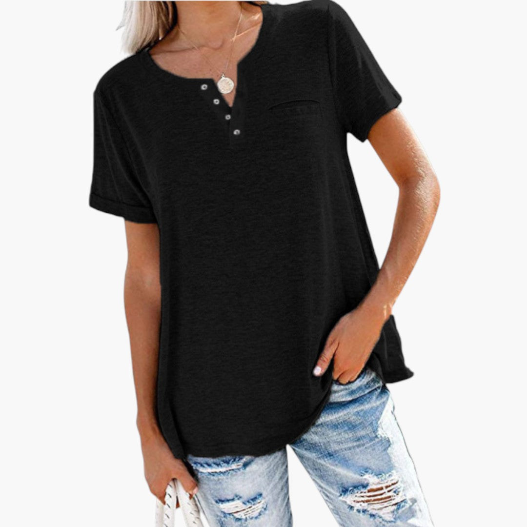 Framsida av dam t-shirt med knapphalsringning och bröstficka. Ett stilrent och bekvämt vardagsplagg.