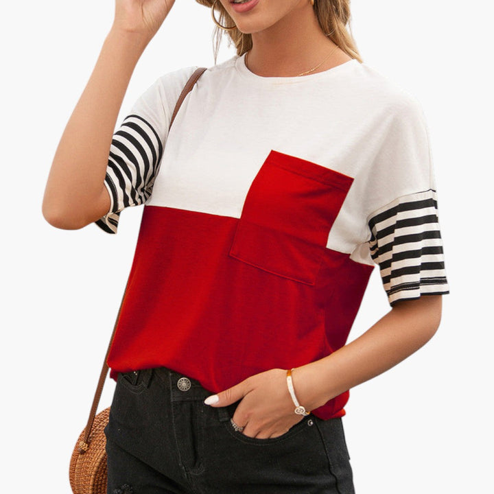 Dam t-shirt med trendiga randiga ärmar och praktisk bröstficka. Perfekt för avslappnad sommarstil.