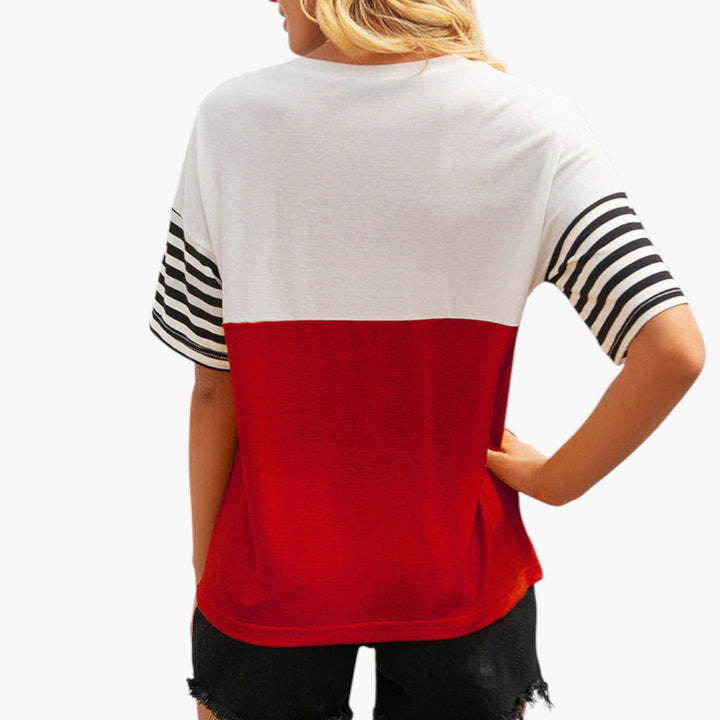 Färgstark dam t-shirt, kortärmad med randiga ärmar & bröstficka. Idealisk för trendigt vardagsmode.