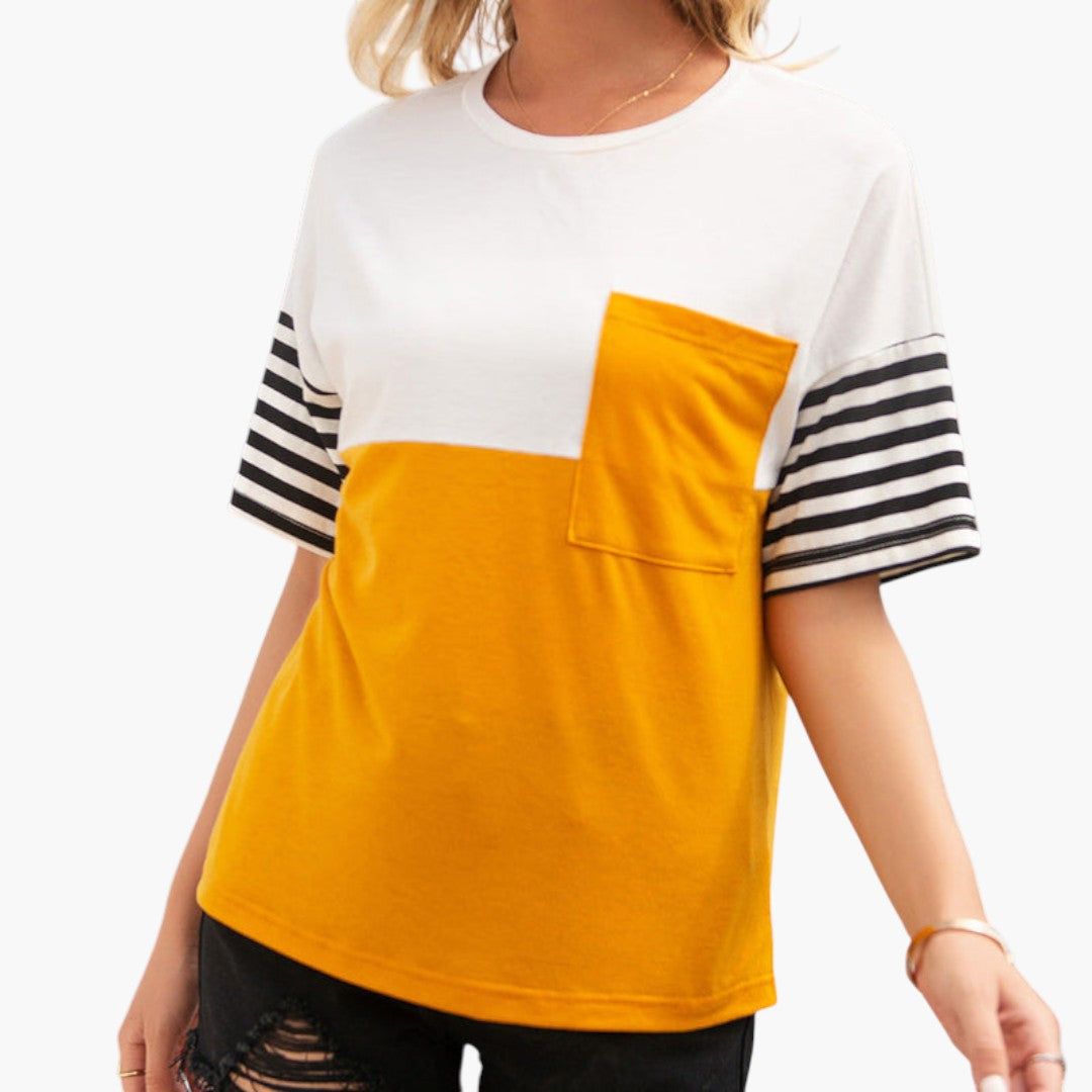 Modern dam t-shirt med color block, randiga ärmar och bröstficka. Stilren kortärmad topp för vardagsbruk.