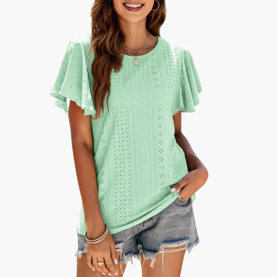 Kvinnlig t-shirt med unik volangärm och rundhalsad design. Elegant och bekväm sommartopp för damer.