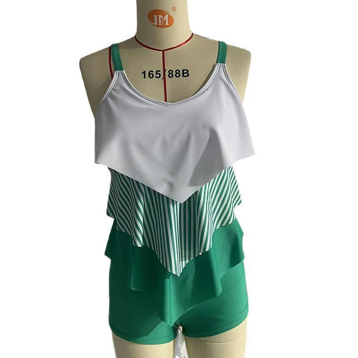 Trendig dam tankini med volanger, idealisk för soliga dagar och strandmode. Bekväma sommarbadkläder.