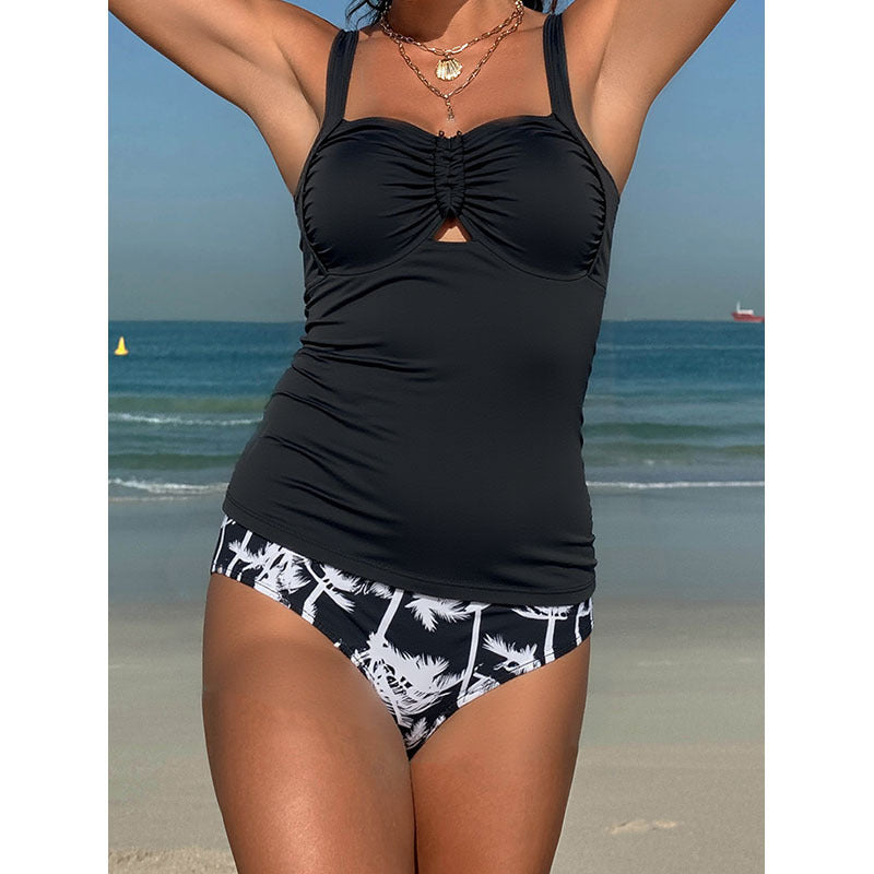 Svart elegant dam tankini-set med rynkor, justerbara axelband för bekväma simkläder.