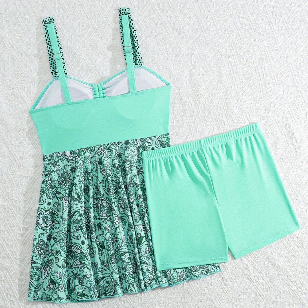 Grönt tankini-set för dam med bekväm passform, smickrande rynkning & stilren blommig kjol. Simkläder.
