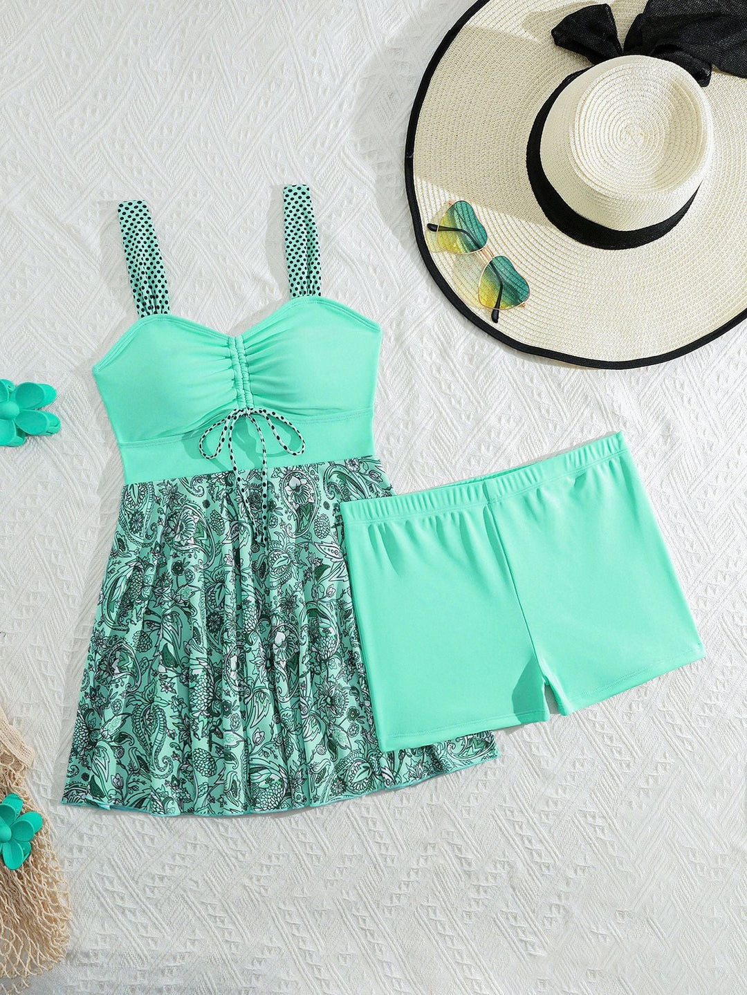 Somrigt dam tankini-set i grönt med smickrande rynkning och lekfull blommig kjol. Bekväma simkläder.