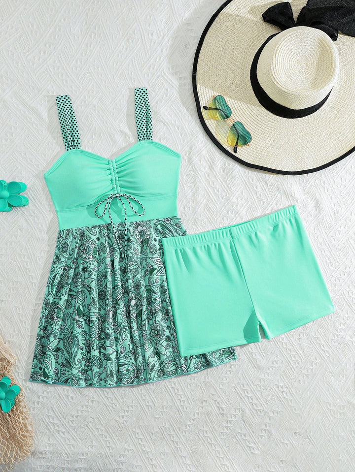 Somrigt dam tankini-set i grönt med smickrande rynkning och lekfull blommig kjol. Bekväma simkläder.