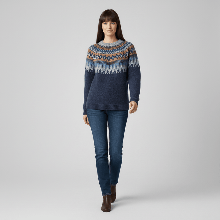 Modell bär bekväm dam Audrey stickad tröja. Tidlös nordisk design för en varm & stilfull vinterlook.