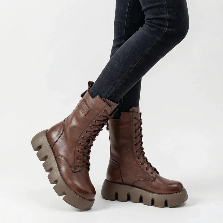 Bekväma svarta chunky platåstövlar för dam. Trendiga vardagsstövlar med robust design och komfort.