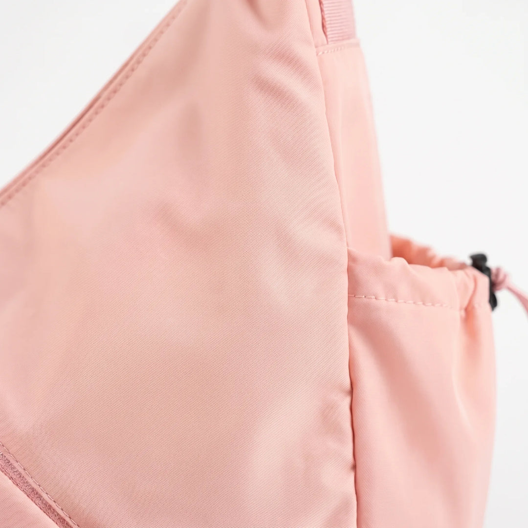 Snygg dam gymväska/fitnessväska i polyester med speciellt fäste för yogamatta. Perfekt för sportiga kvinnor.