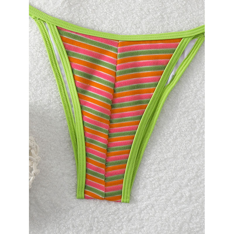 Stilren triangel-bikini med randigt mönster för dam. Justerbara band ger optimal passform för bad och strand.