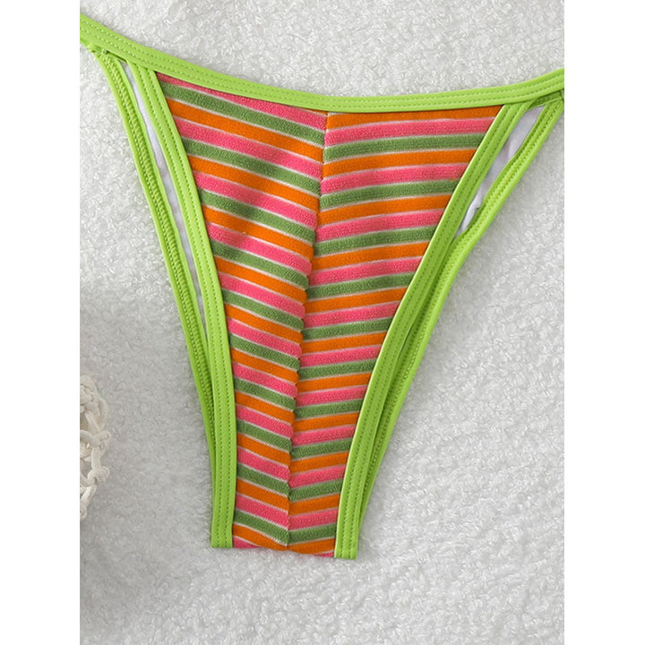 Stilren triangel-bikini med randigt mönster för dam. Justerbara band ger optimal passform för bad och strand.